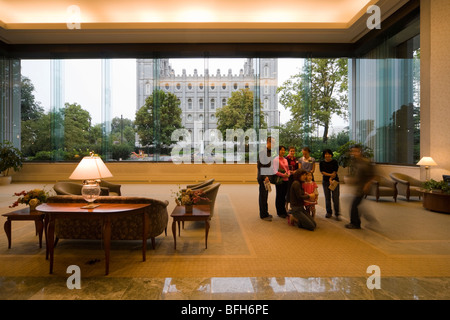 Sud Centro Visitatori, Temple Square, Salt Lake City. Una visita familiare in posa per la fotocamera nella parte anteriore del Tempio di Salt Lake. Foto Stock