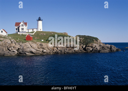 Una vista pittoresca, attraverso un ingresso del punto Pemaquid Light House e le guardie in casa in Bristol, Maine, Stati Uniti d'America. Foto Stock