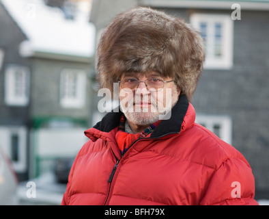 Senior uomo che indossa cappello di pelliccia Foto Stock