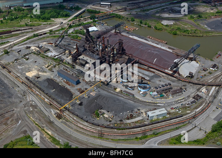 Vista aerea al di sopra di Cleveland mulino di acciaio Cuyahoga fiume Ohio Foto Stock