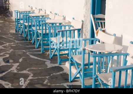 Le strette strade di negozi e ristoranti nella città di Mykonos, sull'isola di Mykonos. Foto Stock