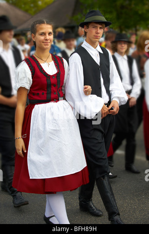 Gli ungheresi in abito folk a un vino harvest festival Foto Stock