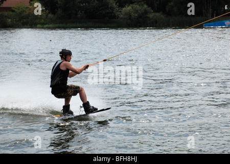 D-Rieste, Samtgemeinde Bersenbrueck, Hase, Hase valley, Bramgau, Osnabrueck paese, riserva naturale a nord della Foresta Teutoburgian Wiehengebirge, Bassa Sassonia, Alf Lago, Alfsee StrandArena, sci d'acqua, giovane Foto Stock