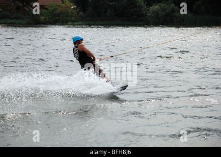 D-Rieste, Samtgemeinde Bersenbrueck, Hase, Hase valley, Bramgau, Osnabrueck paese, riserva naturale a nord della Foresta Teutoburgian Wiehengebirge, Bassa Sassonia, Alf Lago, Alfsee StrandArena, sci d'acqua, giovane Foto Stock