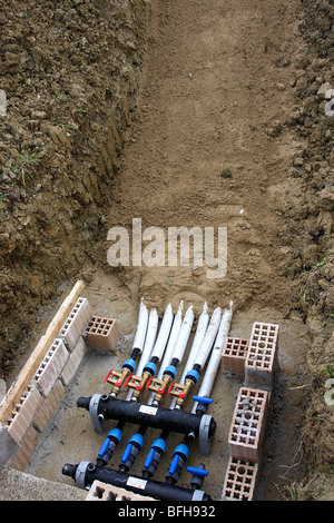 Valvola di comando per il riscaldamento geotermico installazione del sistema in una casa privata in Italia. Foto Stock