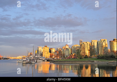 Coal Harbour guardando verso il centro con Devoniano Harbour Park, Vancouver, British Columbia, Canada Foto Stock