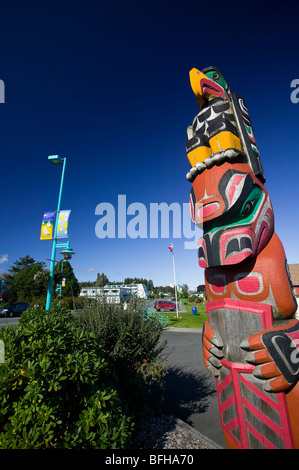 Le Prime Nazioni del Totem pole si trova al di fuori della Camera di Commercio di edificio vicino Parco rotante in Port Hardy. Port Hardy Vancouver Island Foto Stock