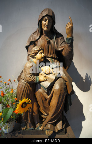 Barocke Darstellung der Heiligen Anna mit ihrer Tochter Maria in der katholischen Sankt Vitus-Kirche in Freren, Lingener Hoehe, Emsland, Bassa Sassonia Foto Stock