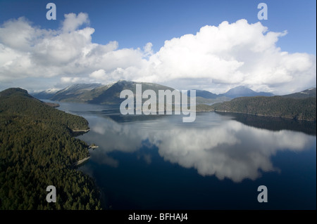 ,Canale Lewis, vicino Teakerne braccio e sul verso il canale di cervi, nella scoperta isola gruppo, British Columbia, Canada. Foto Stock