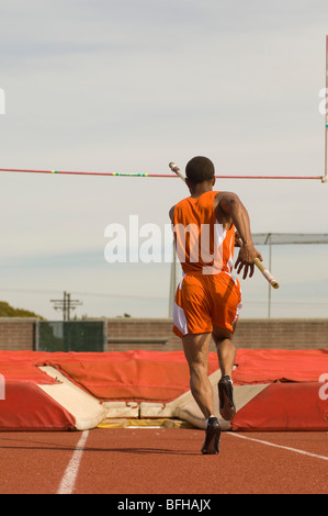 Pole-vaulter in esecuzione con il polo Foto Stock