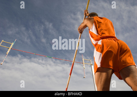 Pole-vaulter preparando per saltare Foto Stock