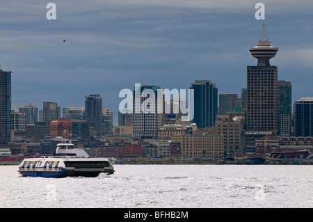 Un Seabus attraversa il porto di Vancouver verso il centro di Vancouver. Foto Stock