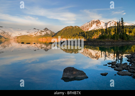 Montare il prezzo e il clinker di picco (a destra) e la Sfinge ghiacciaio (sinistra) a Garibaldi Provincial Park vicino a Whistler BC. Foto Stock