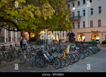 Portabiciclette nel centro storico di Bolzano, Alto Adige, Italia. Foto Stock