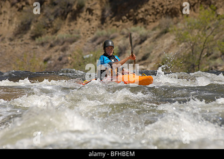 L'uomo kayak sul fiume di montagna Foto Stock
