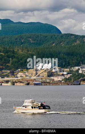 La nautica da diporto, una delle attività più popolari lungo la Sunshine Coast, inclusi qui a Powell River, BC. Foto Stock