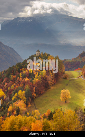 Chiesa di Sankt Jakob sotto Soprabolzano, che è legato a Bolzano dal Renon Funivia. Alto Adige Italia Foto Stock