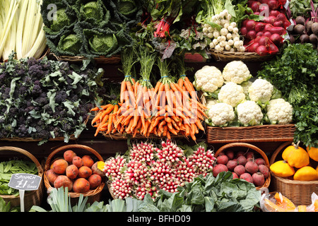 Borough Market ortaggi freschi per la vendita ad un fruttivendolo stallo del mercato Southwark Londra Inghilterra REGNO UNITO Foto Stock