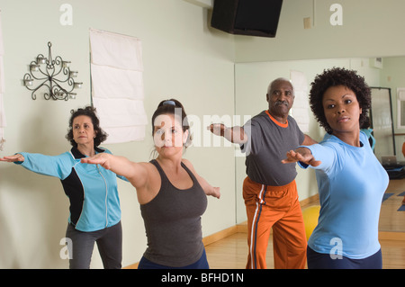 Stiramento nella classe di Yoga Foto Stock