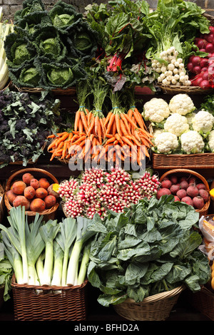 Fresche e mature ortaggi assortiti per la vendita al mercato di Borough veg in stallo Southwark Londra Inghilterra REGNO UNITO Foto Stock