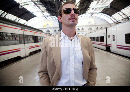 Giovane imprenditore presso la stazione ferroviaria Foto Stock