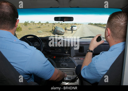 I paramedici arrivando a car crash scena vista dall'ambulanza Foto Stock