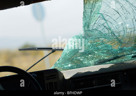 Broken auto parabrezza, vista dall'interno Foto Stock