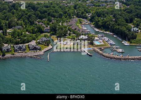 Vista aerea sopra Bratenahl marina benestante sobborgo Lago Erie Cleveland Ohio Foto Stock