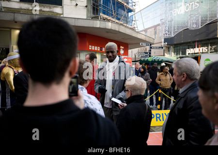 Phillips Idowu GBR) British Salto triplo atleta al 2010 Aviva Grand Prix Lancio di atletica in Birmingham City Centre Foto Stock