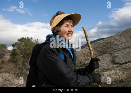 Senior donna escursioni in montagna Foto Stock