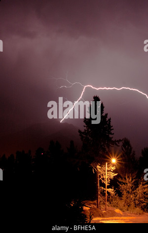 Lighning colpisce un picco vicino al Fernie B.C Foto Stock