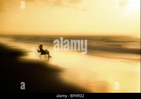 La pesca di pescatori sulla spiaggia al tramonto, Hilton Head Island, South Carolina, STATI UNITI D'AMERICA Foto Stock