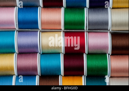 Colore luminoso rocchetti di filato in righe Foto Stock