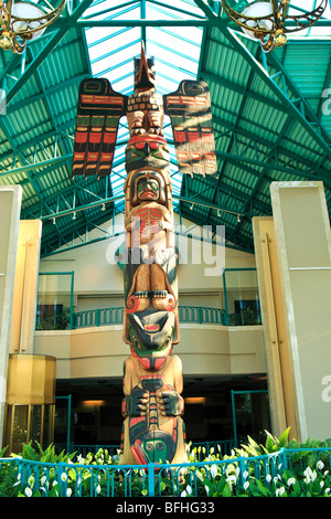 Il Totem Pole all'interno di Centro Congressi, Victoria, Isola di Vancouver, British Columbia Foto Stock