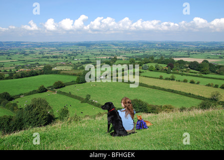 La signora e il cane a Glastonbury Tor Somerset REGNO UNITO Foto Stock