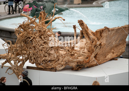 Ghost alberi mostra di Alison Palmer a Trafalgar Square a Londra centrale Foto Stock