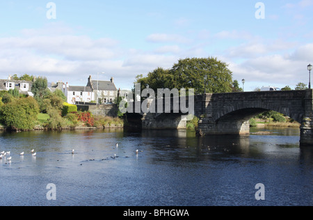 Ponte attraverso il River Cree, collegando Creebridge a Newton Stewart, Dumfries and Galloway, Scozia Settembre 2009 Foto Stock