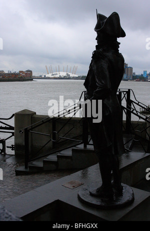 Con il Millennium Dome a distanza,un occhio è mantenuto sul Fiume Tamigi da Lord Nelson, dello scultore locale Lesley pover. Foto Stock