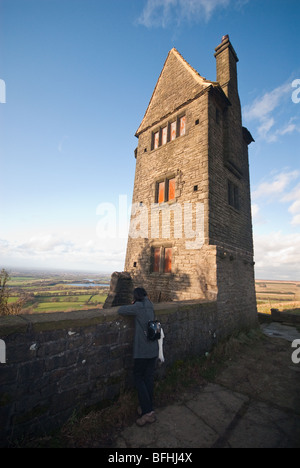 Donne ammirando la vista dalla Rivington della torre colombaia Foto Stock