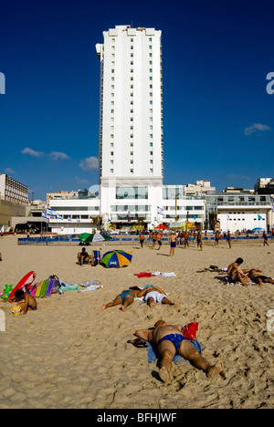 Israele, Tel Aviv, la gente sulla sabbia a prendere il sole Foto Stock