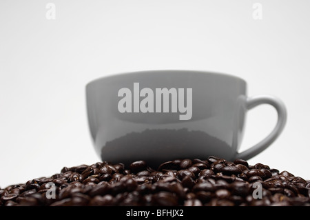 Tazza di caffè sul mucchio di chicchi di caffè Foto Stock