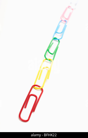Fila di multi colore clip di carta Foto Stock