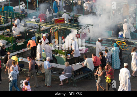 Cibo-bancarelle su Djemaa el-Fna, la piazza centrale di Marrakesh, ora un sito Patrimonio Mondiale dell'UNESCO Foto Stock