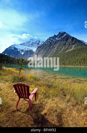 Sedie a sdraio e affacciato sul lago Cavell e il Monte Edith Cavell. Foto Stock