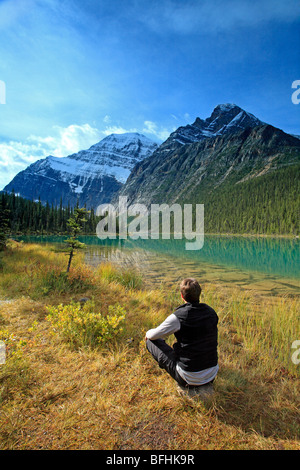 Sedie a sdraio e affacciato sul lago Cavell e il Monte Edith Cavell. Foto Stock