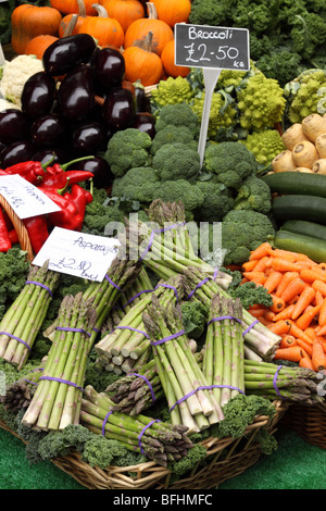 Borough Market di verdure fresche in vendita compresi gli asparagi broccoli carote melanzane Southwark Londra Foto Stock