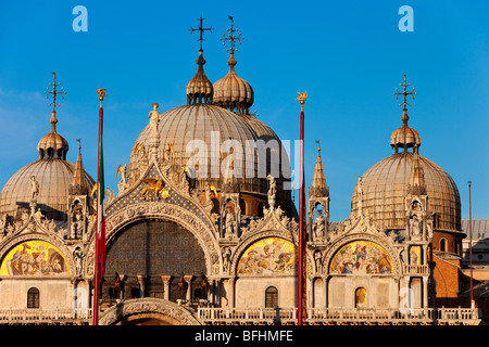 Luce calda del tramonto sull'architettura dettagliata della Basilica di San Marco a Venezia Veneto Italia Foto Stock