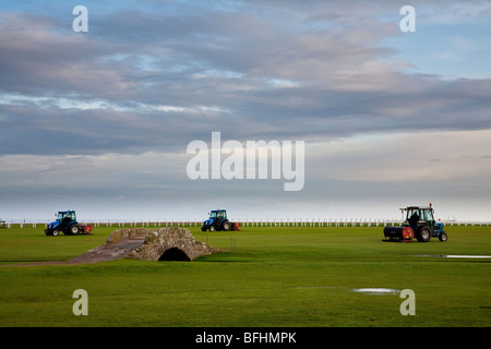 Trattori Greenkeeping sul diciottesimo foro del vecchio corso, St Andrews, Scozia Foto Stock