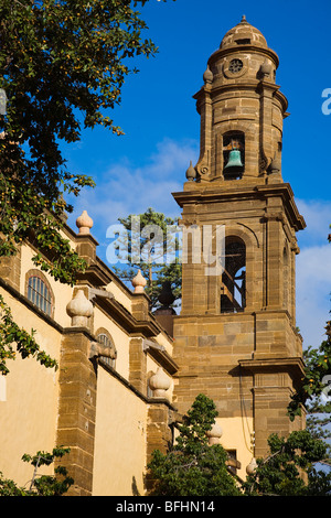 Campanile della chiesa principale di Galdar. Fotografia scattata nella storica cittadina di Galdar a Gran Canaria. Foto Stock