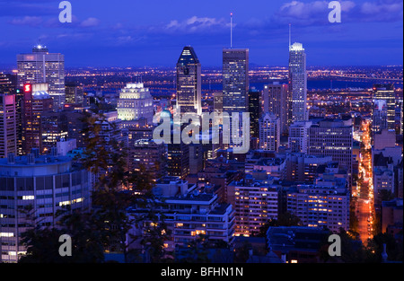 Lo Skyline di Montreal al crepuscolo, Quebec, Canada Foto Stock